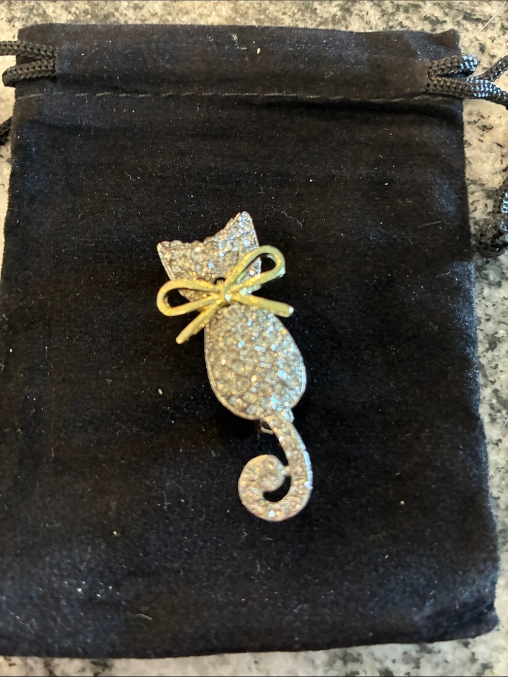 Sparkling Rhinestone Cat Brooch Pin in Silver with Gold Bow
